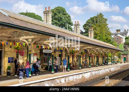 Piattaforma della stazione ferroviaria di Knaresborough North Yorkshire Knaresborough con i passeggeri in attesa alla stazione di Knaresborough Yorkshire England UK GB Europe Foto Stock