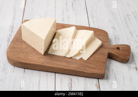 Formaggio Canastra fresco artigianale con bordo di legno. Foto Stock