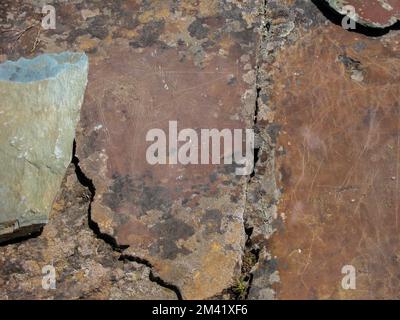 Antichi dipinti rupestri sulle montagne di Altay, Siberia, Russia. Petroglifi di Altay Foto Stock