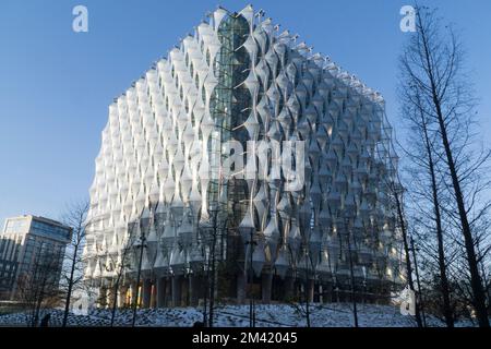 L'Ambasciata degli Stati Uniti a Londra, progettata dall'architetto Kieran Timberlake, vista in inverno con la neve a terra e il cielo blu dietro. Anna Watson/Alamy Foto Stock