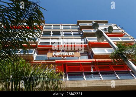 ODL città di Santa Cruz de Tenerife, con un sacco di vegetazione, nuovi e vecchi edifici, caffè e ristoranti strada. Foto Stock