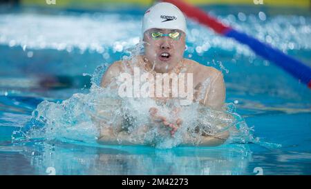 Melbourne, Australia. 18th Dec, 2022. Qin Haiyang of China compete durante la finale maschile del 50m al campionato mondiale di nuoto FINA 16th (25m) 2022, a Melbourne, Australia, il 18 dicembre 2022. Credit: HU Jingchen/Xinhua/Alamy Live News Foto Stock