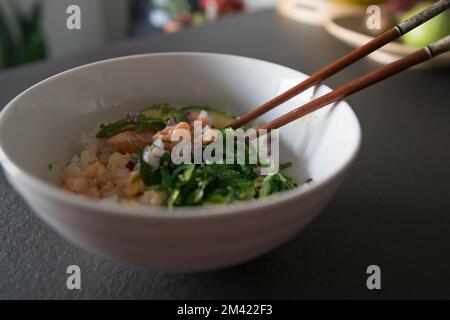 Chiudere una ciotola con la polpetta di salmone e i bastoncini. Interni domestici Foto Stock