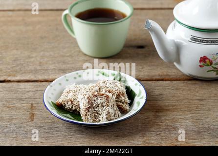 Ongol-ongol, Indonesia snack tradizionale a base di farina di arrowroot e zucchero marrone, rivestito con cocco grattugiato Foto Stock