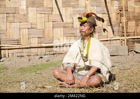 I vecchi uomini di Nishi indossano ancora il tipico capo-vestito, compreso il becco dell'uccello Hornbill Foto Stock