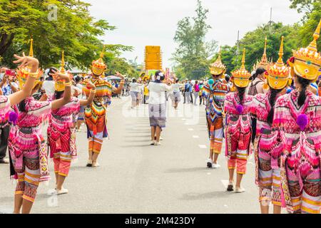 Atmosfera danzante nel festival annuale della sfilata arancione o Chak Phra Festival che ha avuto luogo nel sud della Thailandia in autunno, è una bella decorazione Foto Stock