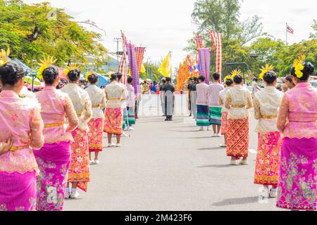 Atmosfera danzante nel festival annuale della sfilata arancione o Chak Phra Festival che ha avuto luogo nel sud della Thailandia in autunno, è una bella decorazione Foto Stock