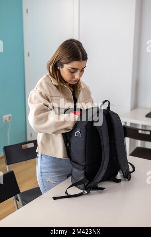 studente universitario femminile con zaino in classe Foto Stock