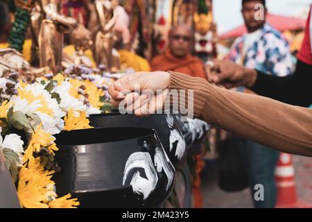 Donare denaro per aiutare il tempio nel festival annuale della sfilata arancione o Chak Phra Festival che ha avuto luogo nel sud della Thailandia in autunno, è un de Foto Stock