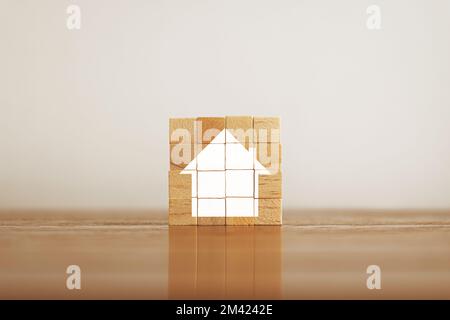 Woods Block Square con concetto di amore familiare. Giornata internazionale delle famiglie. Assicurazione che protegge la salute della famiglia della casa vive. Foto Stock