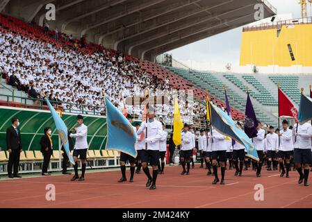 Bangkok, Thailandia. 17th Dec, 2022. Gli studenti del King's College, allietano per la loro squadra nel tradizionale Rugby Match, vincono la 28th His Majesty King Maha Vajiralongkorn Bodindradebayavarangkun Cup, tra King's College (maglie bianche) vs Vajiravudh College (maglie blu) il Sabato. 17 dicembre 2022, allo stadio Supachalasai di Bangkok, Thailandia. (Credit Image: © Teera Noisakran/Pacific Press via ZUMA Press Wire) Foto Stock