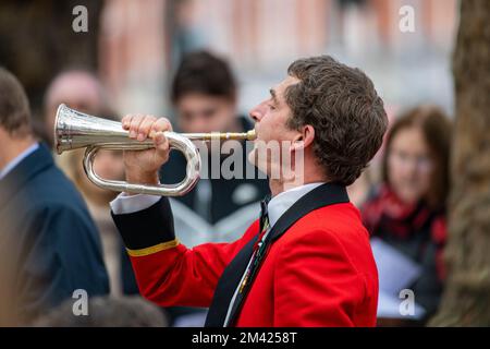 Un bugler gioca l'ultimo posto in un memoriale della domenica di ricordo a Chelsea Foto Stock