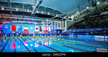 Melbourne, Australia. 18th Dec, 2022. Gli atleti si scaldano prima della finale maschile di medley relay al 16th° campionato mondiale di nuoto FINA (25m) 2022, a Melbourne, Australia, il 18 dicembre 2022. Credit: HU Jingchen/Xinhua/Alamy Live News Foto Stock