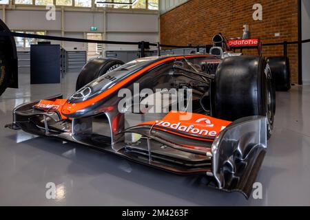 McLaren MP4-24 di Lewis Hamilton, in mostra allo Scramble di Ottobre tenutosi al Bicester Heritage Centre il 9th Ottobre 2022 Foto Stock