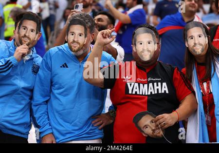 Doha, Qatar, 18th dicembre 2022. I fan argentini con maschere messi durante la partita della Coppa del mondo FIFA 2022 al Lusail Stadium, Doha. Il credito per le immagini dovrebbe essere: David Klein / Sportimage Credit: Sportimage/Alamy Live News/Alamy Live News/Alamy Live News Credit: Sportimage/Alamy Live News Foto Stock