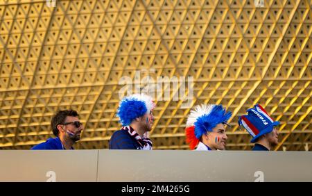 Doha, Qatar. 18th Dec, 2022. Tifosi della Francia di fronte al Lusail Stadium Argentina - Francia finale partita Argentinien - Frankreich World Cup 2022 in Qatar 18.12.2022 Credit: Moritz Muller/Alamy Live News Foto Stock