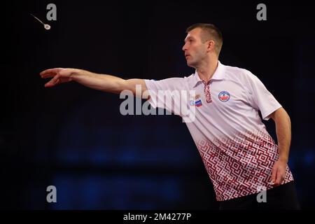 Alexandra Palace, Londra, Regno Unito. 18th Dec, 2022. 2022/23 PDC Cazoo World Darts Championships Day 4 sessione pomeridiana; Madars Razma in azione durante la sua partita contro Prakash Jiwa Credit: Action Plus Sports/Alamy Live News Foto Stock