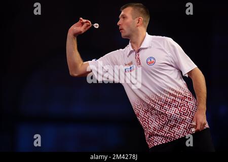 Alexandra Palace, Londra, Regno Unito. 18th Dec, 2022. 2022/23 PDC Cazoo World Darts Championships Day 4 sessione pomeridiana; Madars Razma in azione durante la sua partita contro Prakash Jiwa Credit: Action Plus Sports/Alamy Live News Foto Stock