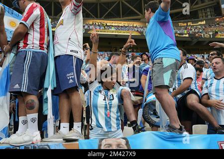 12/18/2022, Lusail iconic Stadium, Doha, QAT, Coppa del mondo FIFA 2022, finale, Argentina vs Francia, nella foto tifosi argentini negli stand. Foto Stock