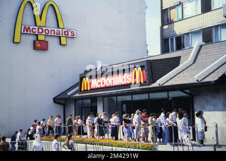 Code storiche di civili russi all'esterno del primo McDonalds Restaurant in Piazza Pushkin nell'Unione Sovietica, Mosca 1990 Foto Stock