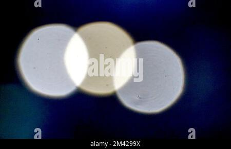 cerchi bokeh su uno sfondo scuro. sfondo. Foto Stock