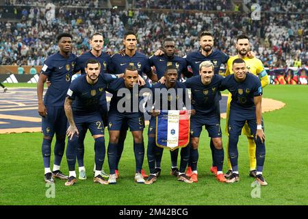 (Da sinistra a destra, da davanti a dietro) Aurelien Tchouameni, Adrien Rabiot, Raphael Varane, Dayot Upamecano, Olivier Giroud, Il portiere Hugo Lloris, Theo Hernandez, Jules Kounde, Ousmane Dembele, Antoine Griezmann e Kylian Mbappe si sono allineati prima della finale della Coppa del mondo FIFA allo stadio di Lusail, Qatar. Data immagine: Domenica 18 dicembre 2022. Foto Stock