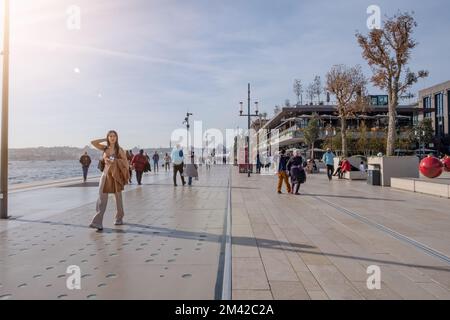 Persone che camminano sul lungomare. Sentiero a piedi sul mare. Istanbul - Turchia 18.12.2022 Foto Stock