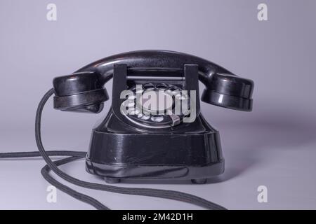 Telefono retro - vecchia rotativa nera con tracce di tempo e graffi. Foto Stock