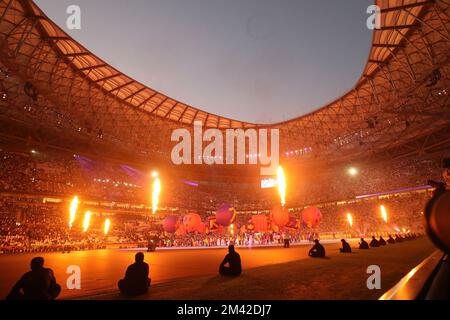 Lusail, Katar. 18th Dec, 2022. Primo : 18.12.2022, Calcio, COPPA DEL mondo FIFA 2022 QATAR, Coppa del mondo 2022 Qatar, Coppa del mondo 2022 Qatar, finale di gioco 64, finale, finale Argentina - Francia cerimonia di chiusura, Fireworks Credit: dpa/Alamy Live News Foto Stock