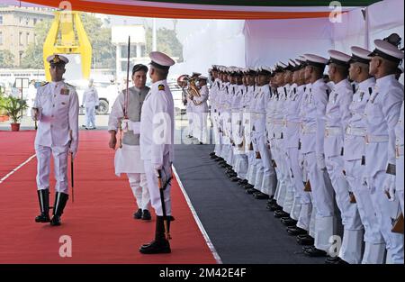 Mumbai, India. 18th Dec, 2022. Il Ministro della Difesa indiano Rajnath Singh arriva per la cerimonia di messa in servizio di Stealth Guided Missile Destroyer del progetto 15B, INS Mormugao al cantiere navale di Mumbai. La nave da guerra indigena è stata costruita a Mazagon Dock a Mumbai. (Foto di Ashish Vaishnav/SOPA Images/Sipa USA) Credit: Sipa USA/Alamy Live News Foto Stock