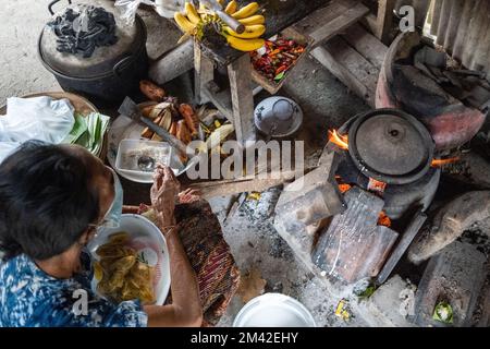 Tabanan, Indonesia, 28 2021 agosto: La tradizionale cucina balinese è completa di una stufa a legna. La stufa è nera perché è stata bruciata da Foto Stock