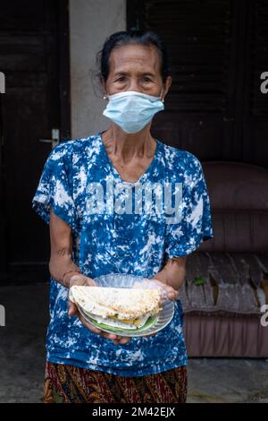 Tabanan, Indonesia, 28 2021 AGOSTO: Uno degli spuntini tradizionali di Tabanan, Bali a base di farina di riso arrosto su una stufa di argilla. Foto Stock