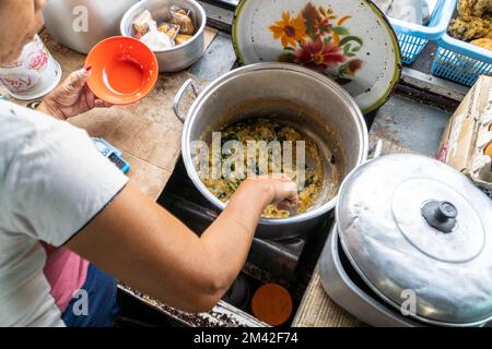 Il porridge Ledok è uno dei cibi speciali dell'isola di Nusa Penida, Bali. Oltre al suo gusto delizioso, questo porridge fornisce anche benessere benef Foto Stock