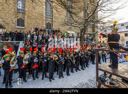 18 dicembre 2022, Sassonia, Annaberg-Buchholz: I partecipanti alla grande parata di montagna suonano al concerto finale nella piazza della chiesa di Annaberg-Buchholz. Con la parata di montagna nella città di Erzgebirge, la serie di parate di montagna pre-natalizie dell'Associazione statale sassone dei minatori, dei lavoratori dell'Ironzio e delle Associazioni dei Squires tradizionalmente finisce Circa 1.200 persone in costume tradizionale, tra cui circa 330 minatori, provenienti dalla Sassonia e da altre regioni minerarie della Repubblica federale hanno partecipato al clou dell'anno minerario nelle montagne ore. Foto: Kristin Schmidt/dpa Foto Stock