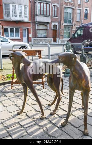 Tongeren. Limburgo - Belgio 13-02-2022. Cani da caccia figure in metallo in vendita al mercato delle pulci Foto Stock