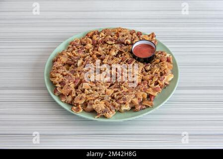 Una meravigliosa tapa spagnola tipica di maiale fritto alla griglia con salsa Foto Stock