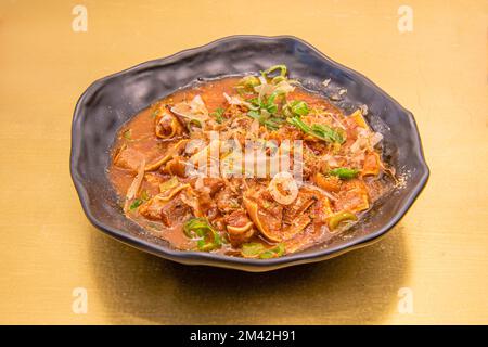 Un piatto di orecchie di maiale con verdure cotte in stile asiatico Foto Stock