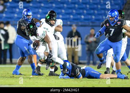 17 dicembre 2022, Frisco, Texas, USA: North Texas Mean Green Rrunning back AYO ADEYI (39) perseguito da una serie di Broncos. (Credit Image: © Gregory Dodds/ZUMA Press Wire) Foto Stock