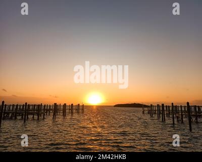 Alba al porto turistico di Alice Town, Bimini Nord, Bahamas Foto Stock