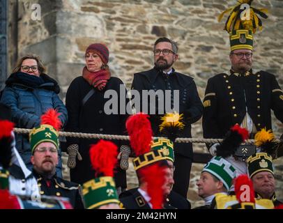 18 dicembre 2022, Sassonia, Annaberg-Buchholz: Martin Dulig (SPD, 3rd da sinistra), ministro dell'Economia della Sassonia, partecipa alla grande parata di chiusura della montagna ad Annaberg-Buchholz in qualità di primo minatore dello Stato libero, insieme a Barbara Klepsch (CDU, l), ministro della Cultura e del Turismo della Sassonia, E Katja Meier (Bündnis 90/Die Grünen), ministro della Giustizia della Sassonia. Più di 1.200 indossatori di costumi tradizionali delle associazioni dei minatori, delle fonderie e dei minatori, tra cui circa 330 musicisti di minatori, della Sassonia e di altre regioni minerarie della Repubblica Federale, hanno marciato attraverso il Foto Stock