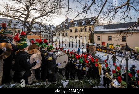 18 dicembre 2022, Sassonia, Annaberg-Buchholz: I partecipanti alla grande parata di montagna suonano al concerto finale nella piazza della chiesa di Annaberg-Buchholz. Con la parata di montagna nella città di Erzgebirge, la serie di parate di montagna pre-natalizie dell'Associazione statale sassone dei minatori, dei lavoratori dell'Ironzio e delle Associazioni dei Squires tradizionalmente finisce Circa 1.200 persone in costume tradizionale, tra cui circa 330 minatori, provenienti dalla Sassonia e da altre regioni minerarie della Repubblica federale hanno partecipato al clou dell'anno minerario nelle montagne ore. Foto: Kristin Schmidt/dpa Foto Stock