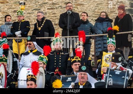 18 dicembre 2022, Sassonia, Annaberg-Buchholz: Martin Dulig (SPD, 3rd da sinistra), ministro dell'Economia della Sassonia, partecipa alla grande sfilata di montagna ad Annaberg-Buchholz in qualità di primo minatore dello Stato libero, insieme a Barbara Klepsch (CDU, 2nd da destra), ministro della Cultura e del Turismo della Sassonia, E Katja Meier (Bündnis 90/Die Grünen, destra), ministro della Giustizia della Sassonia. Più di 1.200 indossatori di costumi tradizionali delle associazioni dei minatori, delle fonderie e dei minatori, tra cui circa 330 musicisti di minatori, della Sassonia e di altre regioni minerarie della Repubblica federale. M Foto Stock