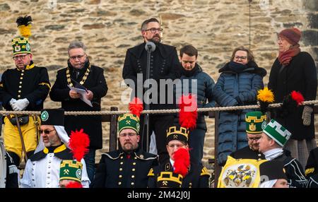 18 dicembre 2022, Sassonia, Annaberg-Buchholz: Martin Dulig (SPD, 3rd da sinistra), ministro dell'Economia della Sassonia, partecipa alla grande sfilata di montagna ad Annaberg-Buchholz in qualità di primo minatore dello Stato libero, insieme a Barbara Klepsch (CDU, 2nd da destra), ministro della Cultura e del Turismo della Sassonia, E Katja Meier (Bündnis 90/Die Grünen, destra), ministro della Giustizia della Sassonia. Più di 1.200 indossatori di costumi tradizionali delle associazioni dei minatori, delle fonderie e dei minatori, tra cui circa 330 musicisti di minatori, della Sassonia e di altre regioni minerarie della Repubblica federale. M Foto Stock