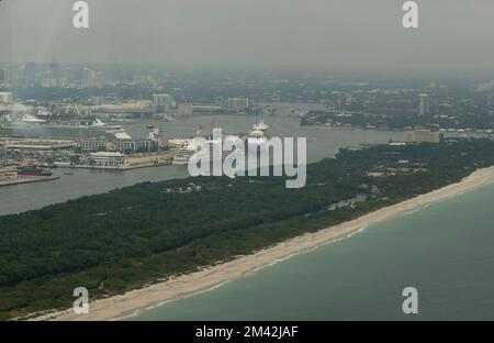 Navi da crociera ormeggiate a Fort Lauderdale, Florida, USA Foto Stock