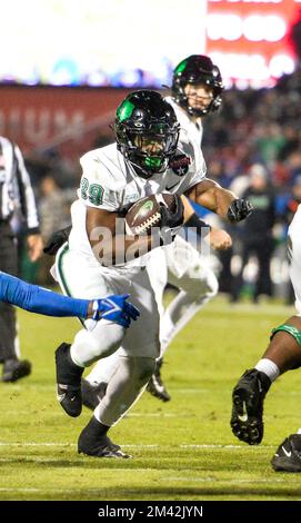 17 dicembre 2022, Frisco, Texas, USA: North Texas Mean Green running back AYO ADEYI (39) cerca di sfuggire a sarebbe un tackler. (Credit Image: © Gregory Dodds/ZUMA Press Wire) Foto Stock