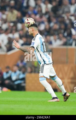 LUSAIL, QATAR - 18 DICEMBRE: Giocatore dell'Argentina Cristian Romero dirige il pallone durante la finale della Coppa del mondo FIFA Qatar 2022 tra Argentina e Francia al Lusail Stadium il 18 dicembre 2022 a Lusail, Qatar. (Foto di Florencia Tan Jun/PxImages) (Florencia Tan Jun/SPP) Credit: SPP Sport Press Photo. /Alamy Live News Foto Stock