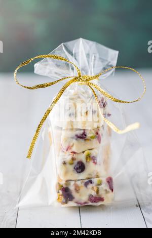 Mirtillo bianco al cioccolato e caramella al pistacchio in un sacchetto di celophane. Foto Stock
