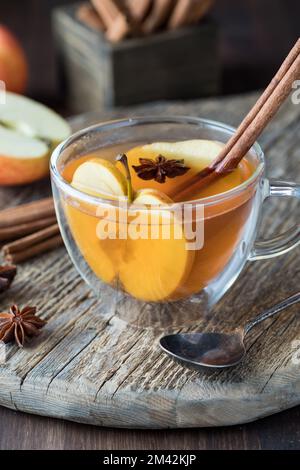 Una tazza da tè riempita con sidro di mela tritato fatto in casa, pronta per essere bevuta. Foto Stock