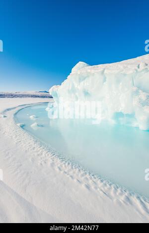 Ice berg sul mare ghiacciato al sole. Groenlandia Foto Stock