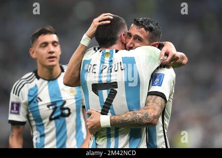 Angel di Maria (a destra) dell'Argentina celebra il secondo gol del gioco con i compagni di squadra Nahuel Molina (a sinistra) dell'Argentina e Rodrigo De Paul durante la finale della Coppa del mondo FIFA al Lusail Stadium, Qatar. Data immagine: Domenica 18 dicembre 2022. Foto Stock